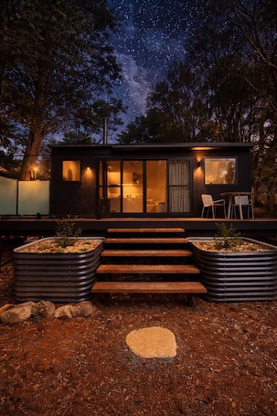 テラス / パティオ. The Flower Sanctuary Tiny Home
