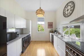 Fridge, microwave, oven, stovetop - Inverclyde on Red Hill - Pet Friendly (Red Hill)