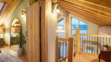 House | 2 bedrooms, desk