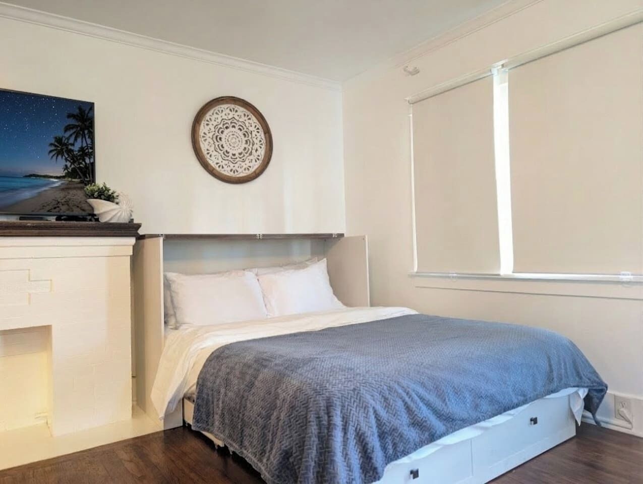 2 bedrooms, desk, iron/ironing board, travel crib