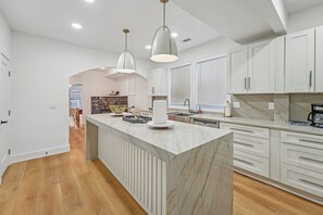 Fridge, microwave, oven, stovetop - New 8bd 7.5ba 6,600 sq ft Home in O4W Inman Park WALKABLE ATL Eastside Beltline (Atlanta)