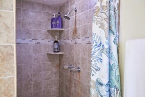 Douche, sèche-cheveux, serviettes fournies