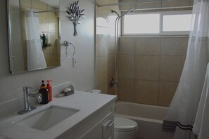 Sèche-cheveux, serviettes fournies, savon, papier toilette
