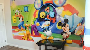 Un mural colorido con personajes de caricatura en una pared.