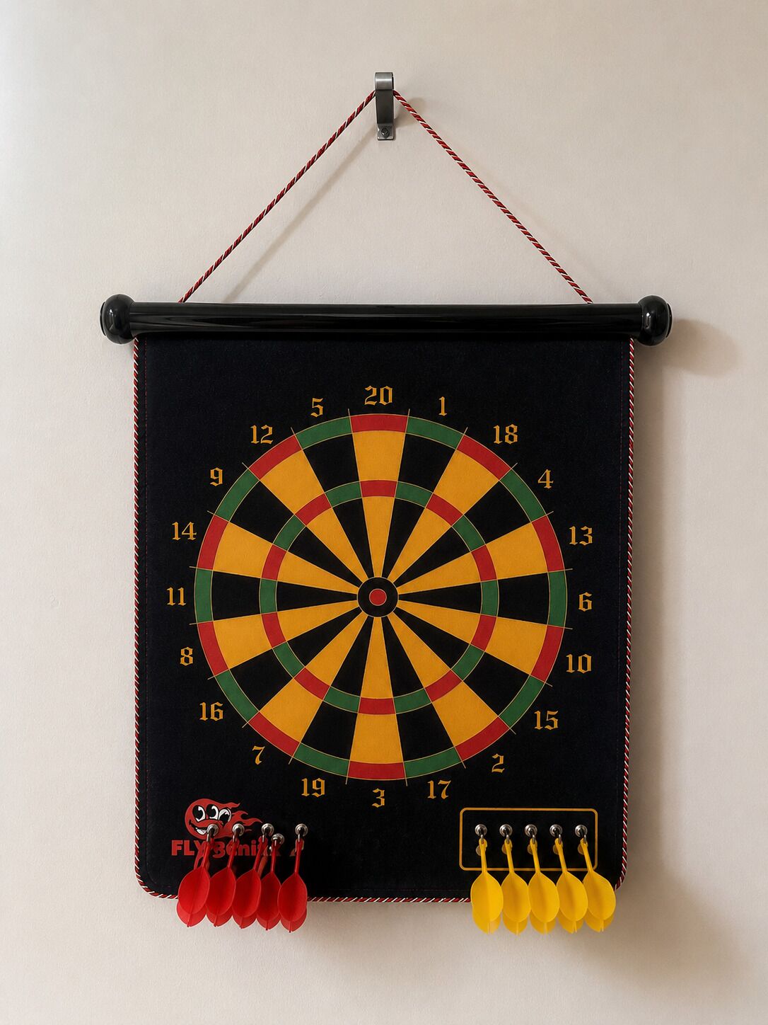 Dartbord met een rode bull logo en een set darts eronder.