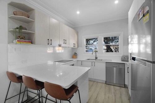 Regal House - Modern Family Retreat, Pets Allowed