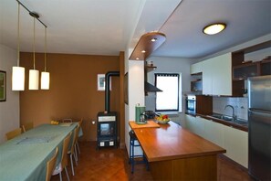Kaffetrakter/tekoker, kjøleskap, mikrobølgeovn og ovn