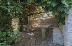 Outdoor dining - Apartment 2419/197054 (Istria - Pula), 2800m from the beach (Pula)