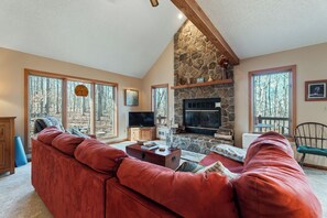 Smart TV, fireplace, DVD player, books - Relaxing Wintergreen Mountain Home-close to the ski slopes, hiking, hanging out (Nellysford)