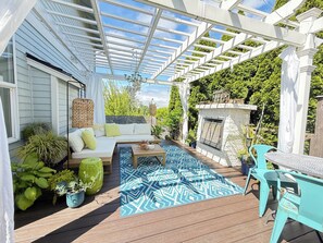 Outdoor dining - Beautiful 5-bedroom home w/AC & Hot tub in Newcastle-FIFA WORLD CUP HOME READY! (Newcastle)