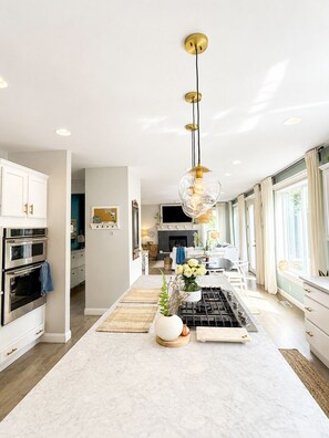Private kitchen - Beautiful 5-bedroom home w/AC & Hot tub in Newcastle-FIFA WORLD CUP HOME READY! (Newcastle)