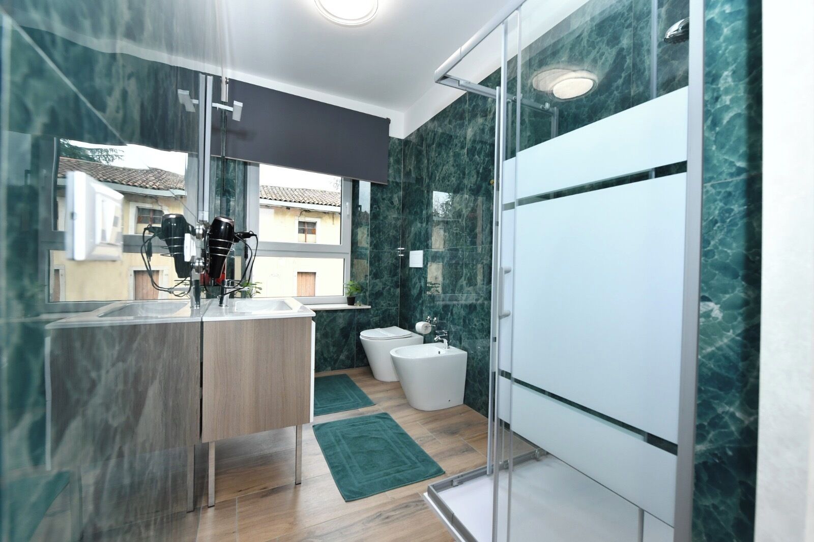 Deluxe Triple Room | Bathroom