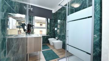 Deluxe Triple Room | Bathroom