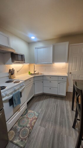 Soothing 1-bedroom apartment with AC in vibrant Austin No Pet Fee