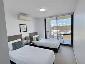 2 bedrooms, iron/ironing board, WiFi, bed sheets - 2BR Contemporary Comfort in Belconnen (Belconnen)