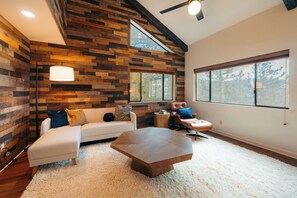 Smart TV, video games, table football - New! Henness House inside YNP w/ game room/EV/AC (Yosemite National Park)