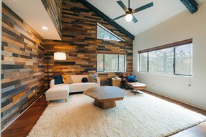 Smart TV, video games, table football - New! Henness House inside YNP w/ game room/EV/AC (Yosemite National Park)