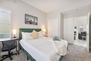 Iron/ironing board, travel cot, WiFi, bed sheets - Modern 3BR Home | Pets+7 Min to Airport+Parking (Las Vegas)