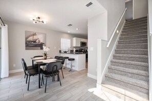 Dining - Modern 3BR Home | Pets+7 Min to Airport+Parking (Las Vegas)
