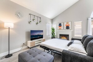 Travel cot, WiFi, bed sheets - Modern 3BR Home | Pets+7 Min to Airport+Parking (Las Vegas)