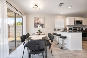 Dining - Modern 3BR Home | Pets+7 Min to Airport+Parking (Las Vegas)