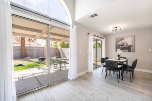 Dining - Modern 3BR Home | Pets+7 Min to Airport+Parking (Las Vegas)