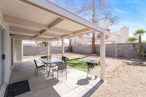 Outdoor dining - Modern 3BR Home | Pets+7 Min to Airport+Parking (Las Vegas)