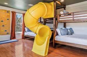 5 bedrooms, desk, iron/ironing board, travel cot - IG Heated POOL+Arcades+Pool Table+Theater+Hot Tub+Sauna+EV+Fire Pit+Swing Set (East Stroudsburg)