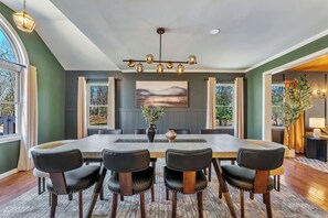 Dining - IG Heated POOL+Arcades+Pool Table+Theater+Hot Tub+Sauna+EV+Fire Pit+Swing Set (East Stroudsburg)