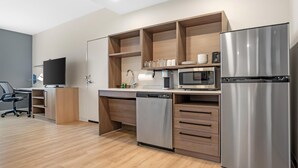 Eine moderne Küche mit Geschirrspüler, Mikrowelle und Kühlschrank.