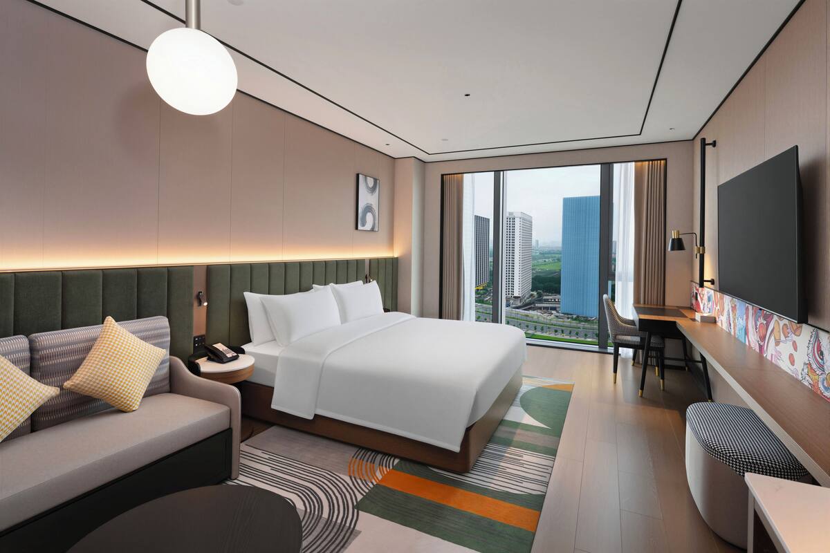 Deluxe Room, 1 King Bed (High Floor) | Free WiFi