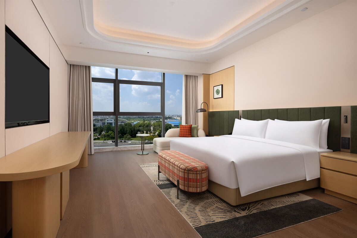 Deluxe Suite, 1 King Bed | Minibar, desk, laptop workspace, blackout curtains