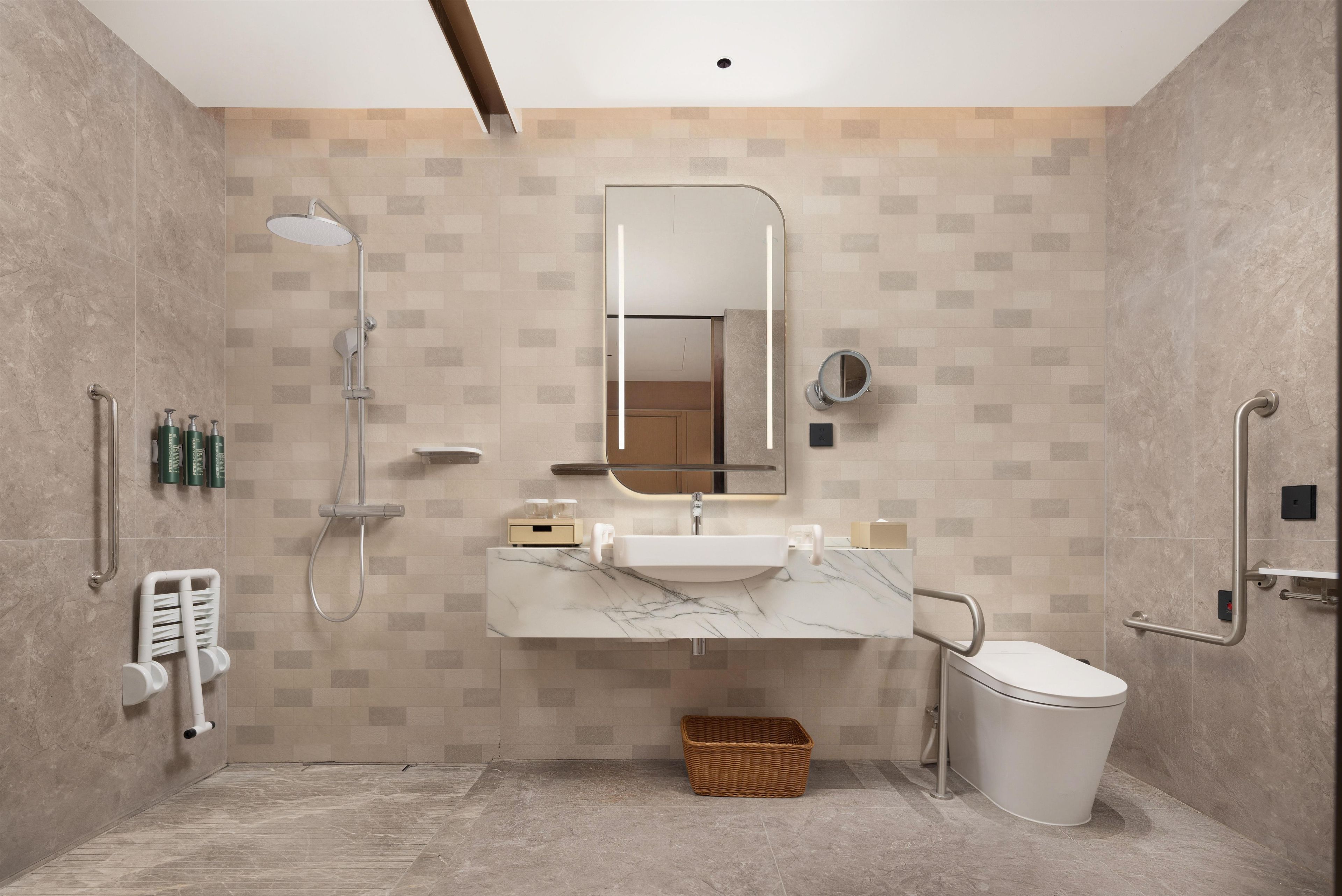 Ein modernes Badezimmer mit Dusche, Waschbecken und Toilette.