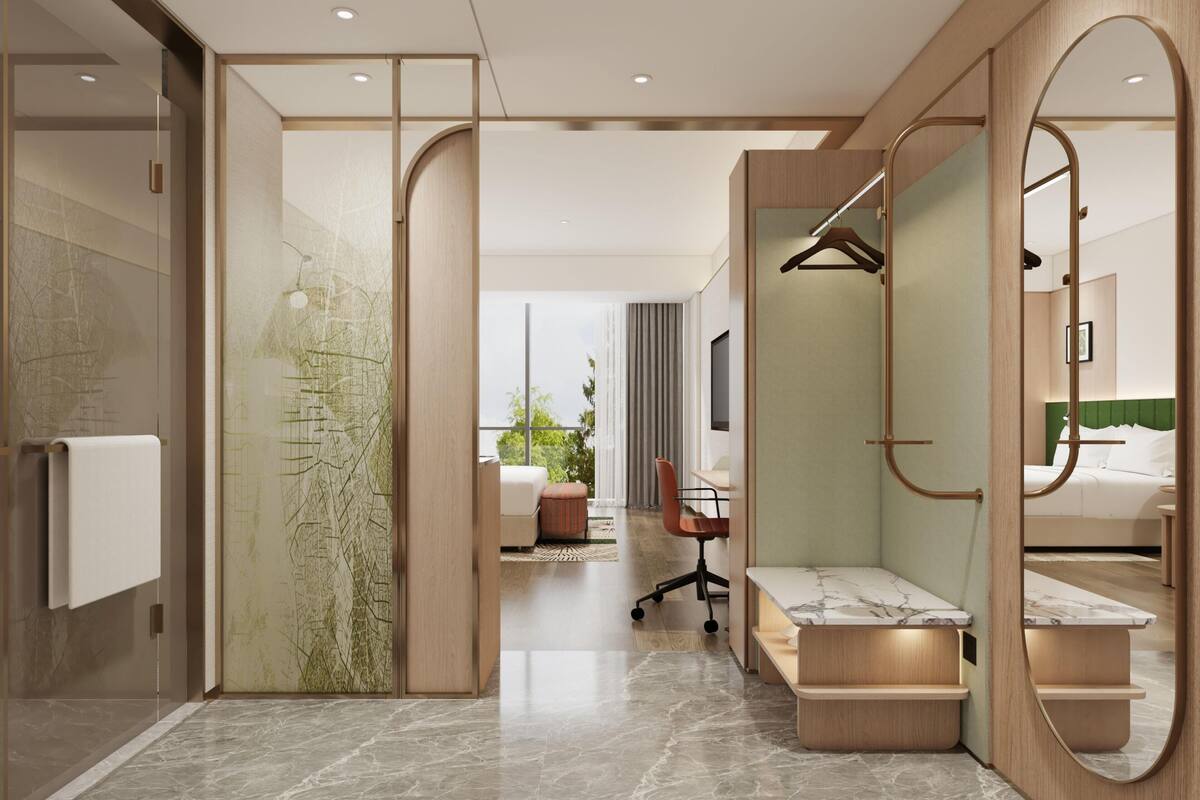 Une chambre d’hôtel moderne dotée d’un dressing, d’un coin salon et offrant une vue sur l’extérieur.