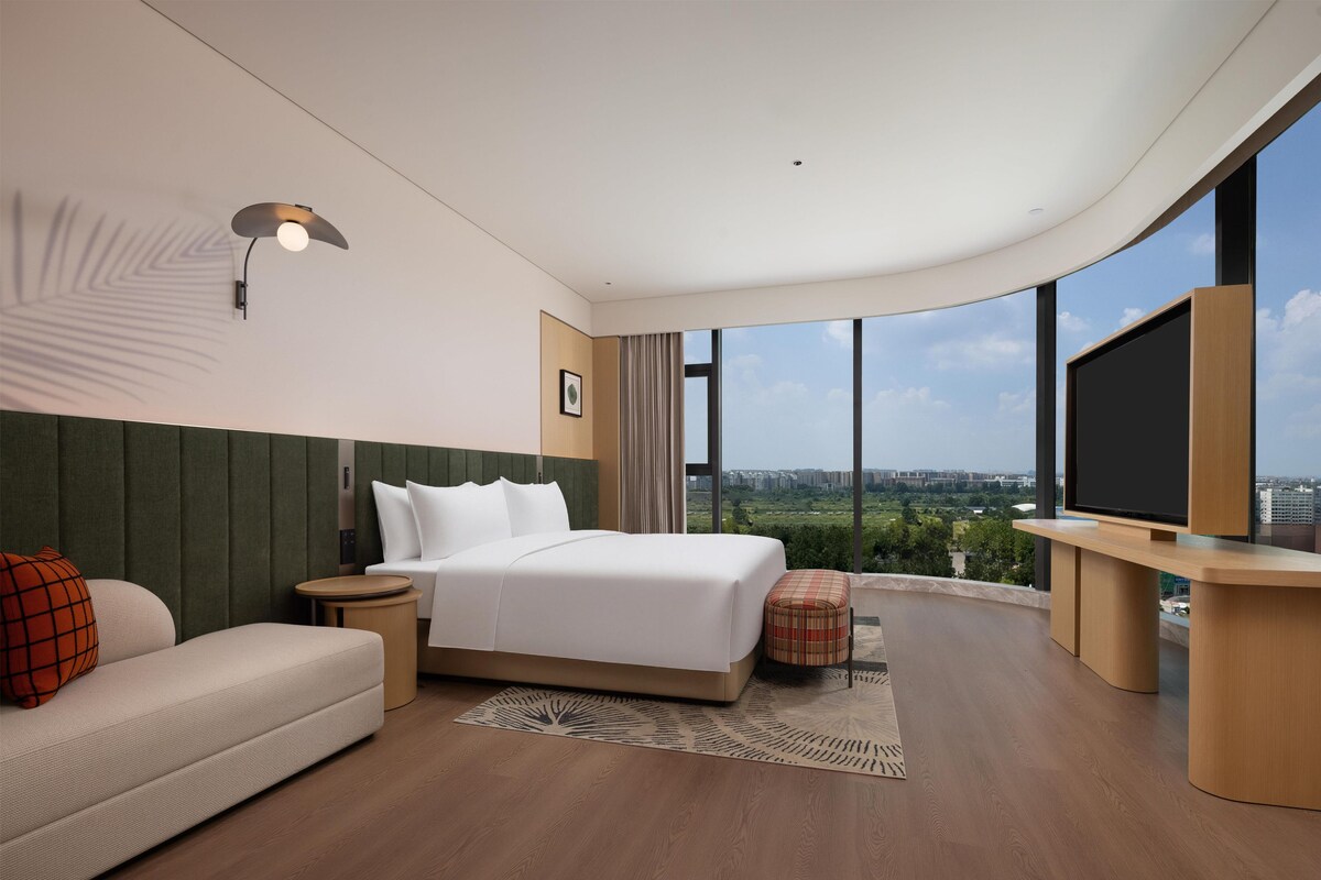 Deluxe Room, 1 King Bed (Panoramic View) | Living area | LCD TV