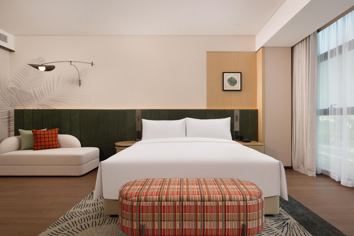 Deluxe Room, 1 King Bed | Living area | LCD TV