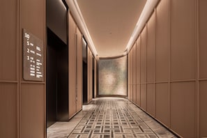 A hotel corridor with a floor plan sign indicating guest rooms, meeting rooms, and retail areas. - Hilton Garden Inn Chengdu Shuangliu International Airport (Chengdu)