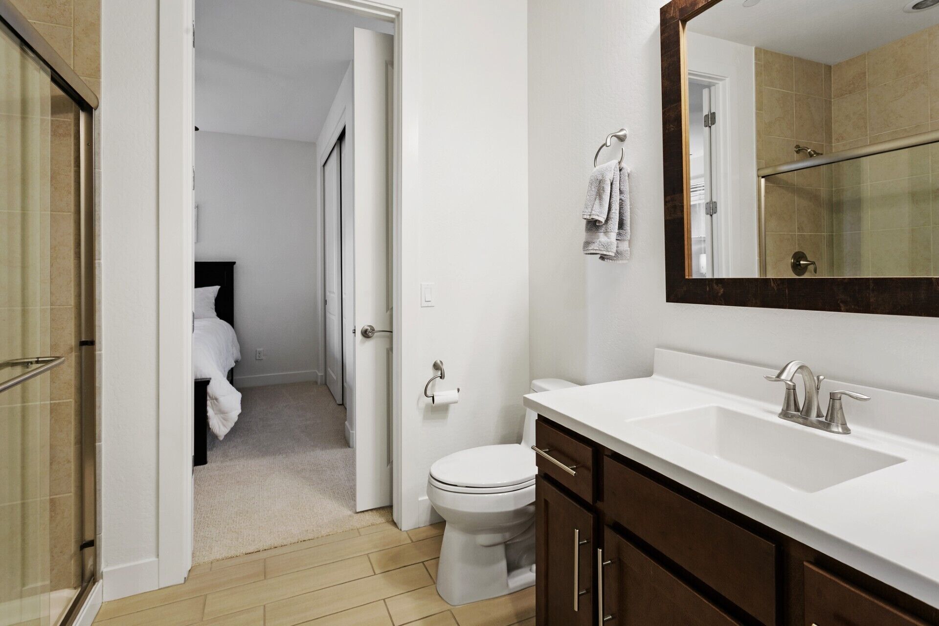 Un baño con lavamanos blanco, un espejo y un inodoro.