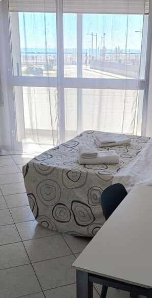 1 bedroom, free WiFi, bed sheets - SeaRoom: Bright beachfront apartment with private panoramic balcony (Lido delle Nazioni)