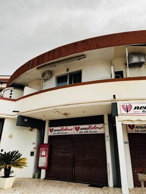 Exterior - Lovely beachfront studio apartment with balcony facing the sea (Lido delle Nazioni)