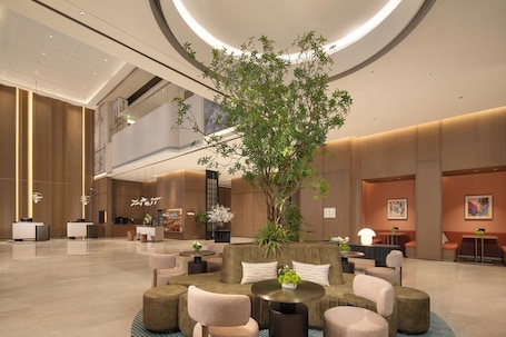 Lobby sitting area. Hilton Garden Inn Shanwei Luhe
