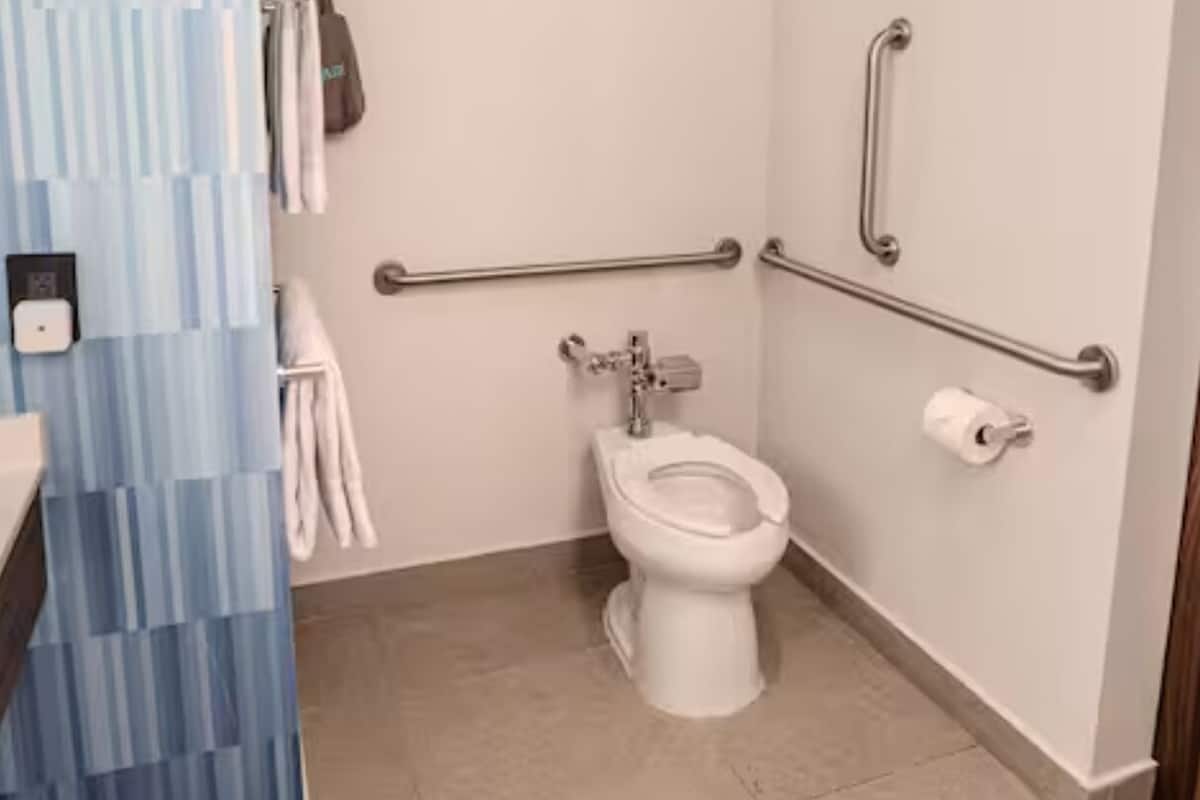 Ducha, cabezal de ducha tipo lluvia, secador de pelo, toallas