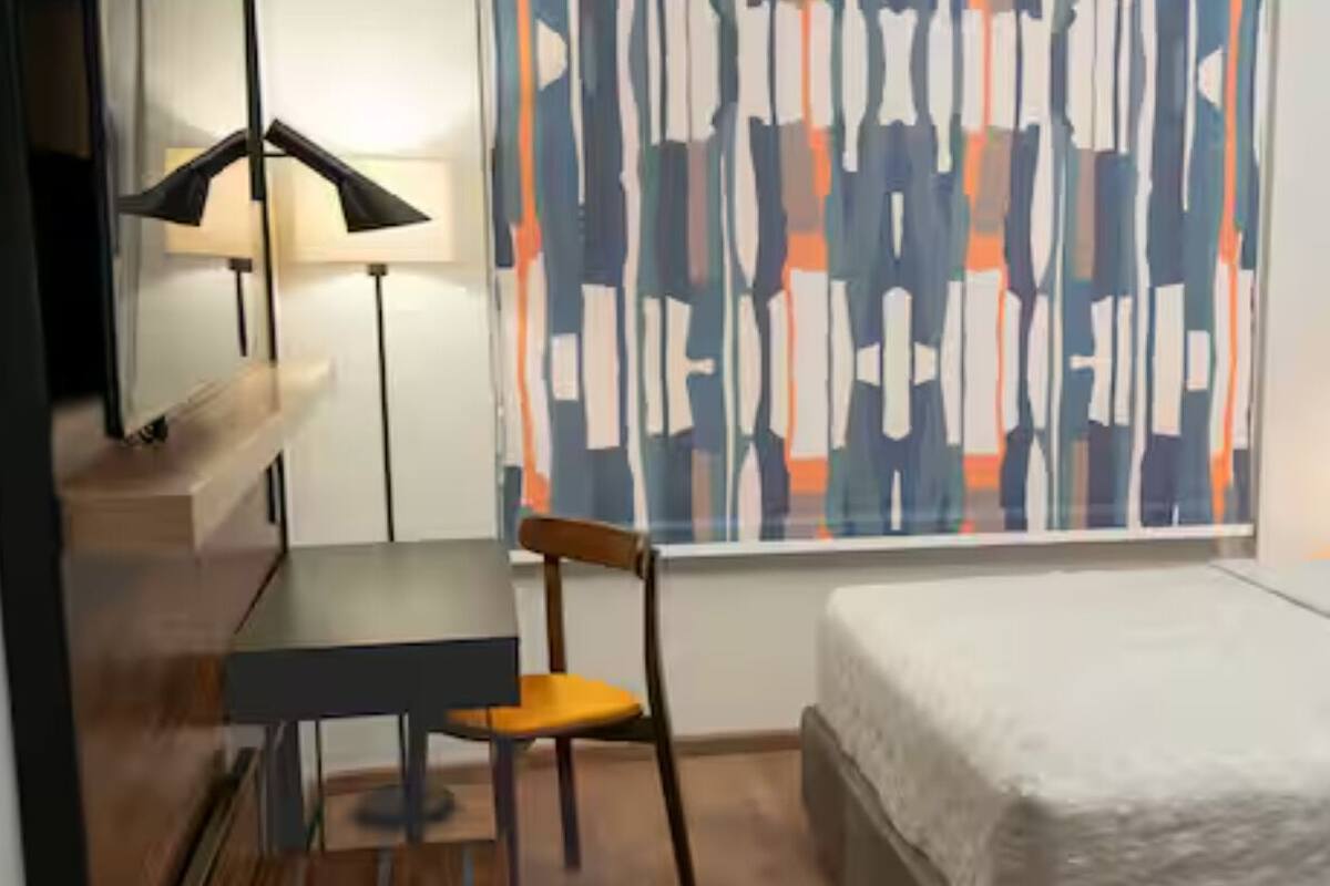 Edredones de plumas, minibar, caja fuerte y escritorio