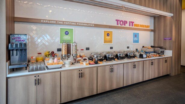Un buffet de petit-déjeuner proposant une variété de plats et un coin café.