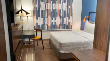 Edredón, minibar y caja de seguridad en la habitación