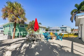 Outdoor dining - Steps to the Beach, Scenic Deck Views & Near Times Square Fun - FMB - The Upper Deck - Roelens (Fort Myers Beach)