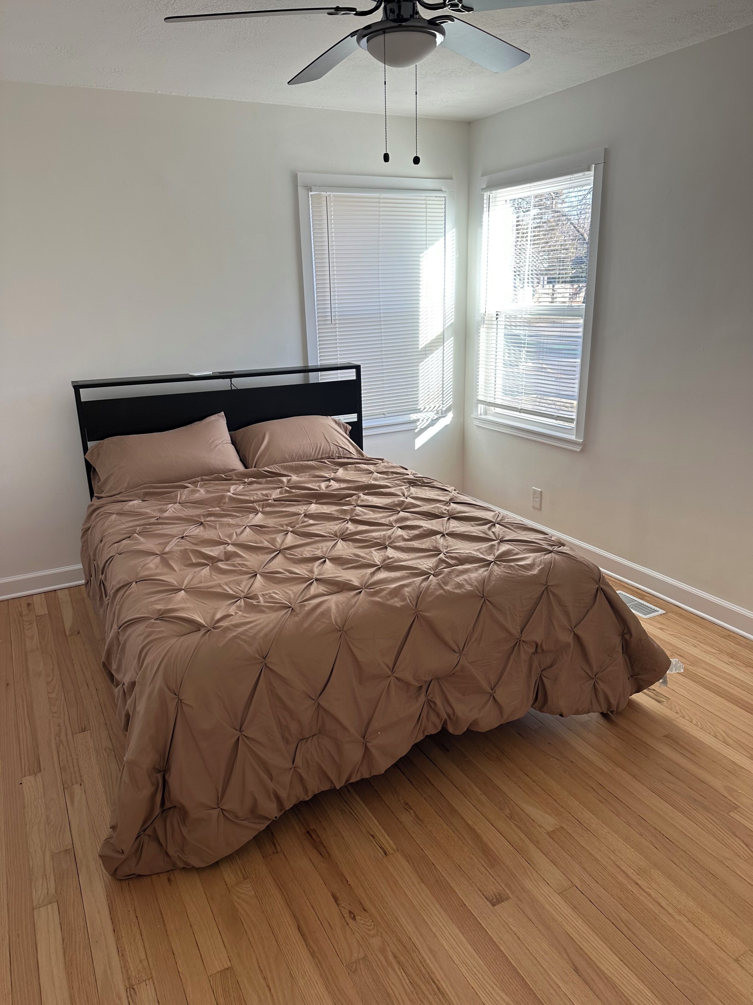 4 bedrooms, iron/ironing board, free WiFi, bed sheets