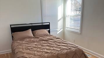 4 bedrooms, iron/ironing board, free WiFi, bed sheets