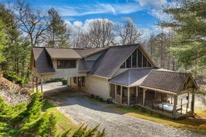 Exterior - Kick Aska Lodge - Secluded Setting, Hot Tub Dips, Fireside Hugs & Game Nights (Cherry Log)