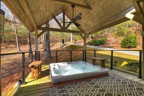 Terrace/patio - Kick Aska Lodge - Secluded Setting, Hot Tub Dips, Fireside Hugs & Game Nights (Cherry Log)